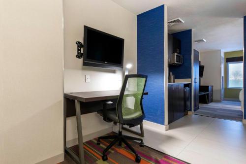 Holiday Inn Express and Suites Chicago West - St Charles, an IHG Hotel