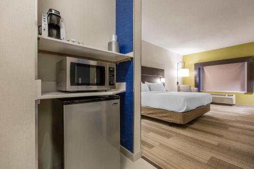 Holiday Inn Express and Suites Chicago West - St Charles, an IHG Hotel