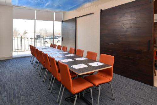 Holiday Inn Express & Suites Farmington Hills - Detroit by IHG