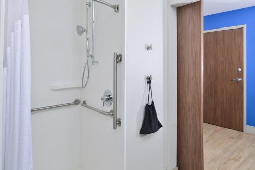 Holiday Inn Express & Suites Farmington Hills - Detroit by IHG