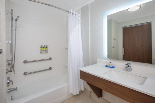 Twin Room - Mobility Access with Bath Tub