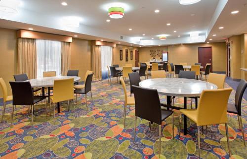 Holiday Inn Express & Suites St Louis Airport, an IHG Hotel