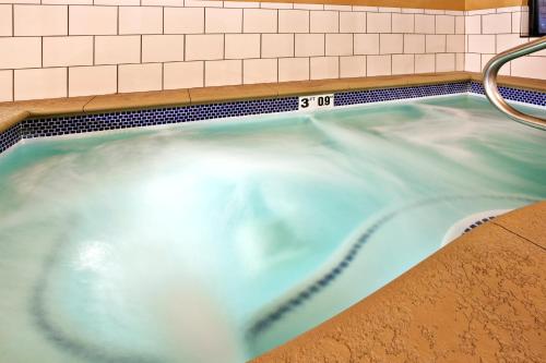 Holiday Inn Express Hotel & Suites Crawfordsville an IHG Hotel - main image