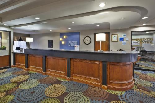 Holiday Inn Express Hotel & Suites - Belleville Area