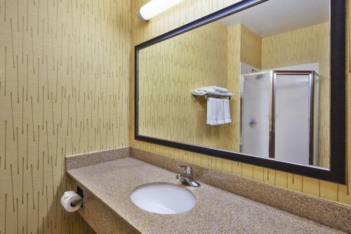 Holiday Inn Express Hotel & Suites - Belleville Area, an IHG Hotel