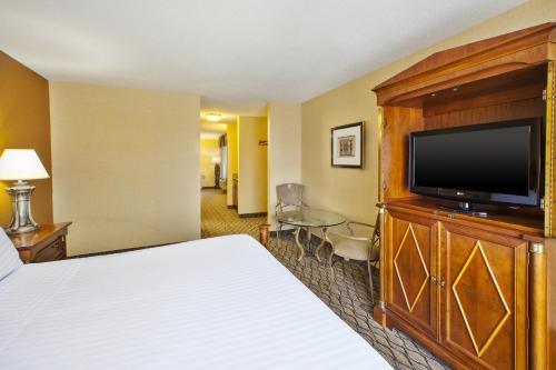 Holiday Inn Express Hotel & Suites - Belleville Area, an IHG Hotel