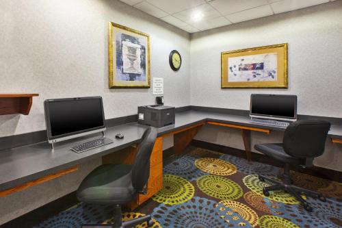 Holiday Inn Express Hotel & Suites - Belleville Area, an IHG Hotel