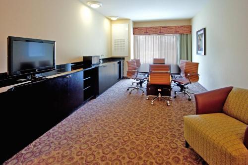 Holiday Inn Express Hotel & Suites Clemson - University Area, an IHG Hotel