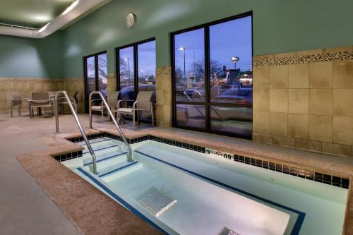 Holiday Inn Express Hotel & Suites Cedar Rapids I-380 at 33rd Avenue by IHG in Cedar Rapids, USA