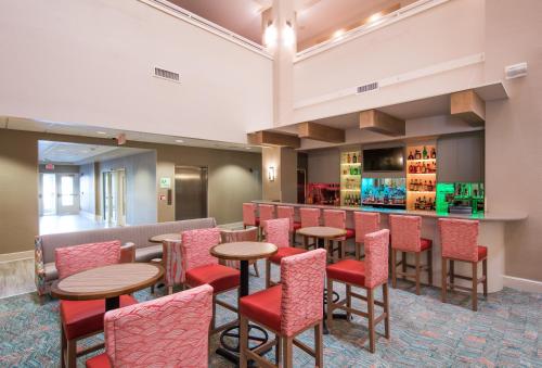 Bar/lounge, Holiday Inn Hotel & Suites Lake City in Lake City