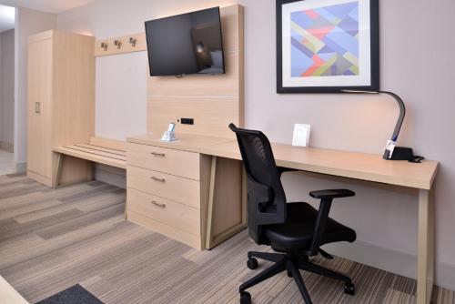 Holiday Inn Express Hotel & Suites Cincinnati - Mason