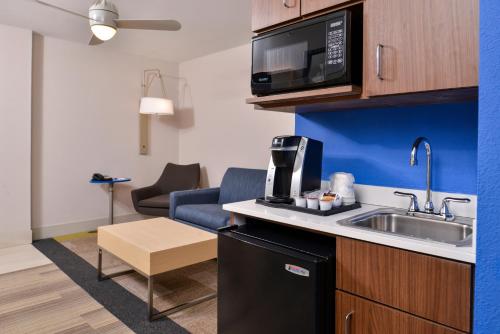 Holiday Inn Express Hotel & Suites Cincinnati - Mason