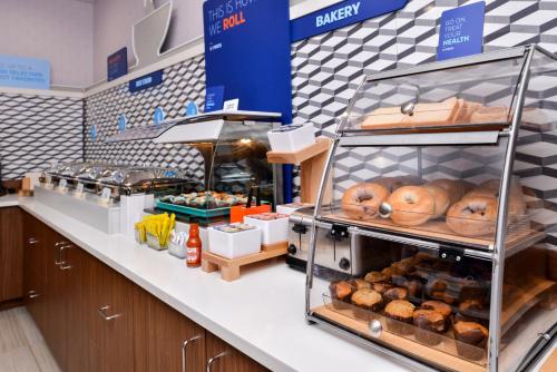 Food and beverages, Holiday Inn Express Hotel and Suites Cincinnati - Mason By IHG in Mason (OH)