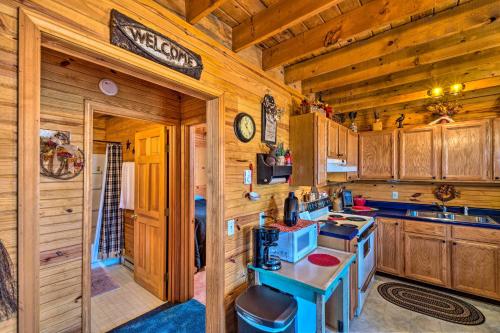 Quiet and Private Cabin about 5 Mi to Dale Hollow Lake! in Burkesville, USA