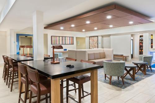 Holiday Inn Express & Suites - Columbus Airport East