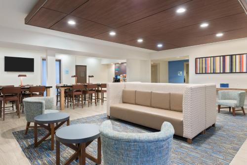 Holiday Inn Express & Suites - Columbus Airport East, an IHG Hotel