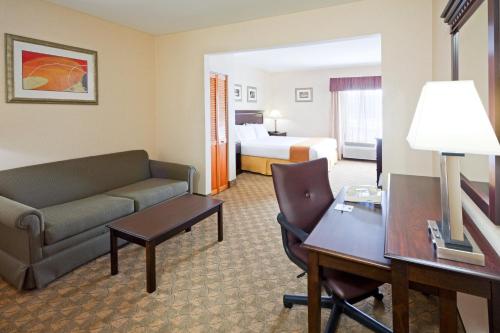 Holiday Inn Express Carneys Point New Jersey Turnpike Exit 1 an IHG Hotel - image 3