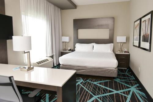 Holiday Inn Express & Suites - Charlotte Airport, an IHG Hotel