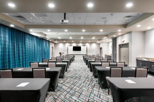 Holiday Inn Express & Suites - Charlotte Airport, an IHG Hotel
