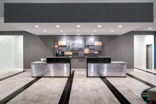 Holiday Inn Express & Suites - Charlotte Airport, an IHG Hotel