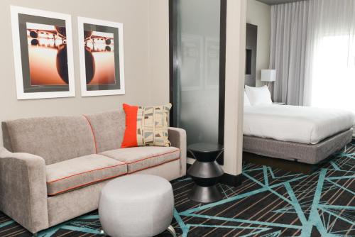 Holiday Inn Express & Suites - Charlotte Airport, an IHG Hotel