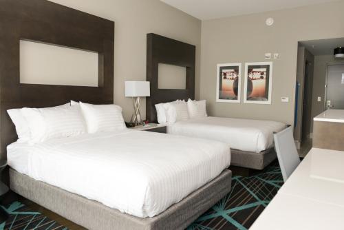 Holiday Inn Express & Suites - Charlotte Airport, an IHG Hotel