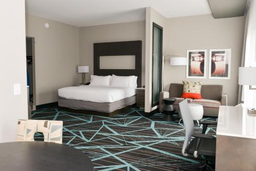 Holiday Inn Express & Suites - Charlotte Airport, an IHG Hotel