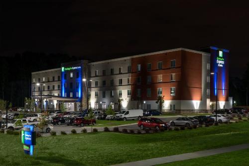 Holiday Inn Express & Suites - Charlotte Airport, an IHG Hotel