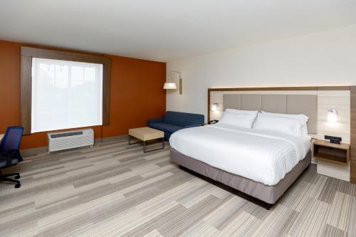 Holiday Inn Express & Suites - Sturbridge, an IHG Hotel