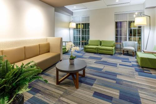 Holiday Inn Express & Suites - Sturbridge, an IHG Hotel