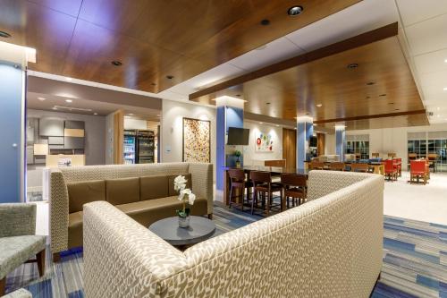 Holiday Inn Express & Suites - Sturbridge, an IHG Hotel