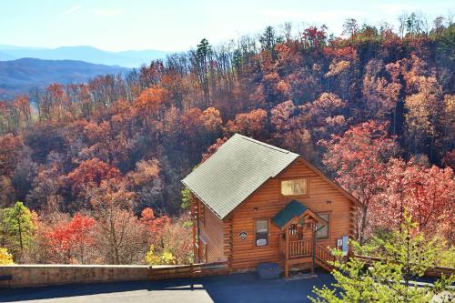 Peaceful Getaway Cabin with Wide Open Spaces, Sevierville