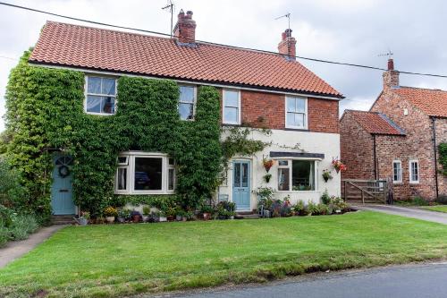 A szálláshely kívülről, The Cherries in Catton