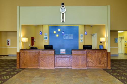 Holiday Inn Express Hotel & Suites Kansas City Sports Complex, An Ihg Hotel