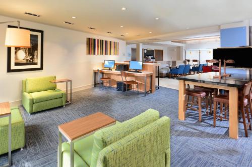 Dış Görünüm, Holiday Inn Express Hotel & Suites Research Triangle Park By IHG in Genlee