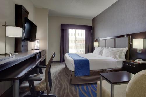Holiday Inn Express Hotel & Suites Meadowlands Area By IHG in Carlstadt (NJ)