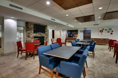 Holiday Inn Express Hotel & Suites Waukegan/Gurnee, an IHG Hotel