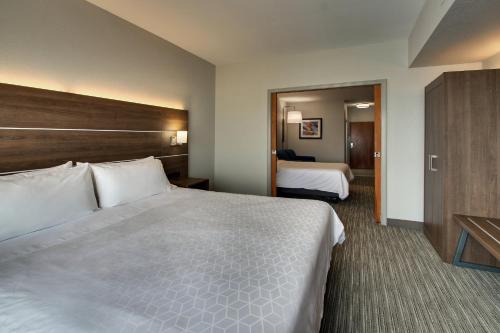 Holiday Inn Express Hotel & Suites Waukegan/Gurnee, an IHG Hotel