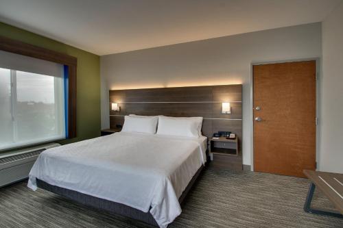 Holiday Inn Express Hotel & Suites Waukegan/Gurnee, an IHG Hotel