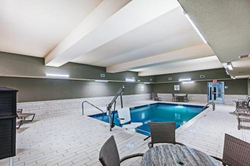 Holiday Inn Express & Suites - Coffeyville