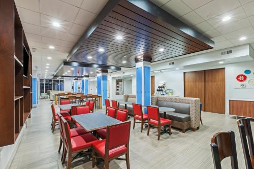 Holiday Inn Express & Suites - Coffeyville, an IHG Hotel