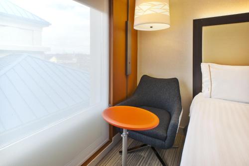 Holiday Inn Express & Suites Chicago-Midway Airport, an IHG Hotel