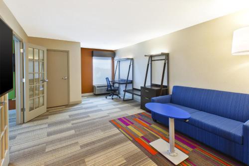 Holiday Inn Express & Suites Chicago-Midway Airport, an IHG Hotel