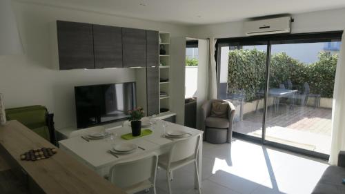 Sol-y-Days California Superbe appartement rénové en RDC avec Parking belle terrasse ombragée à 200m de la plage - image 3