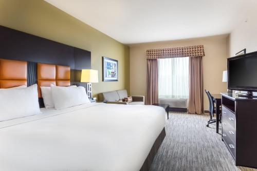 Holiday Inn Express Hotel & Suites Dallas West