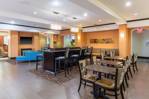 Holiday Inn Express Hotel & Suites Dallas West