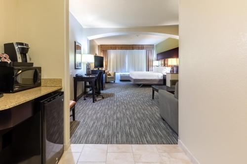 Holiday Inn Express Hotel & Suites Dallas West