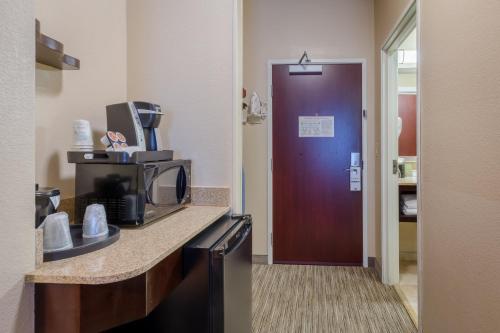 Holiday Inn Express Hotel & Suites Dallas West