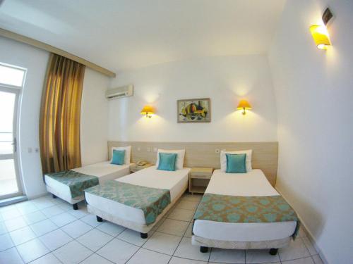 Standard Triple Room image 3