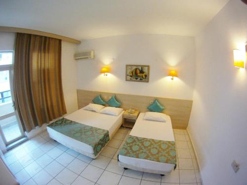 Standard Triple Room image 2